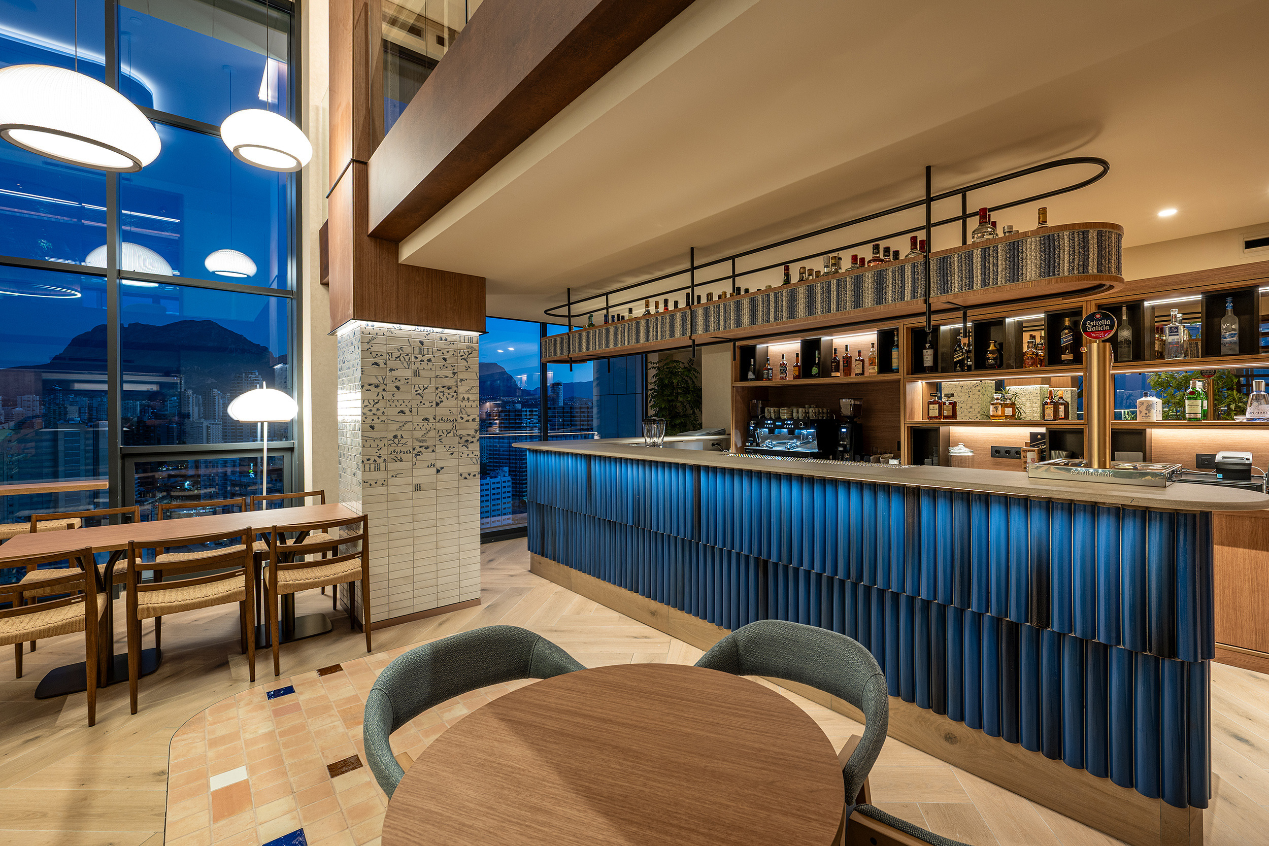 Port Hotels: Corporativa: Moderna barra de bar con asientos elegantes y vistas a la ciudad.