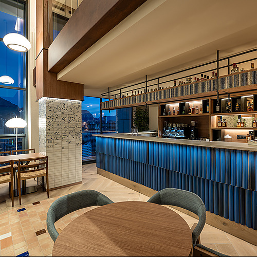 Port Hotels: Corporativa: Barra moderna con luces azules y vistas nocturnas, ideal para hoteles.