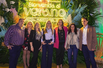 a group of people posing in front of a sign that says bienvenido al verano - 