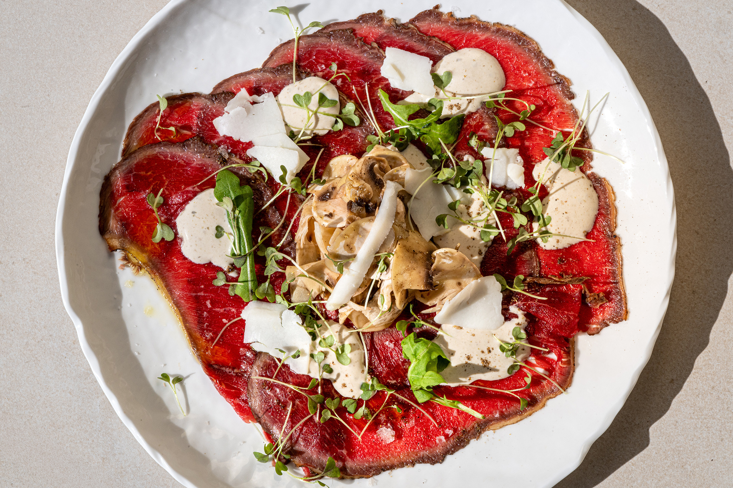 Carpaccio de res con champiñones, parmesano y Port Hotels: Corporativa fresco.