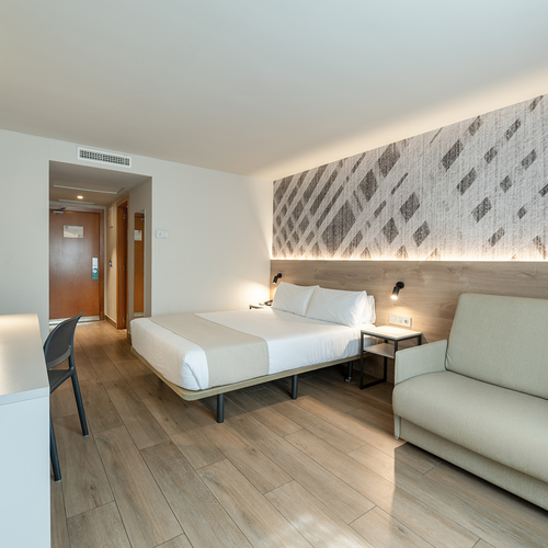 una habitación de hotel con una cama y un sofá