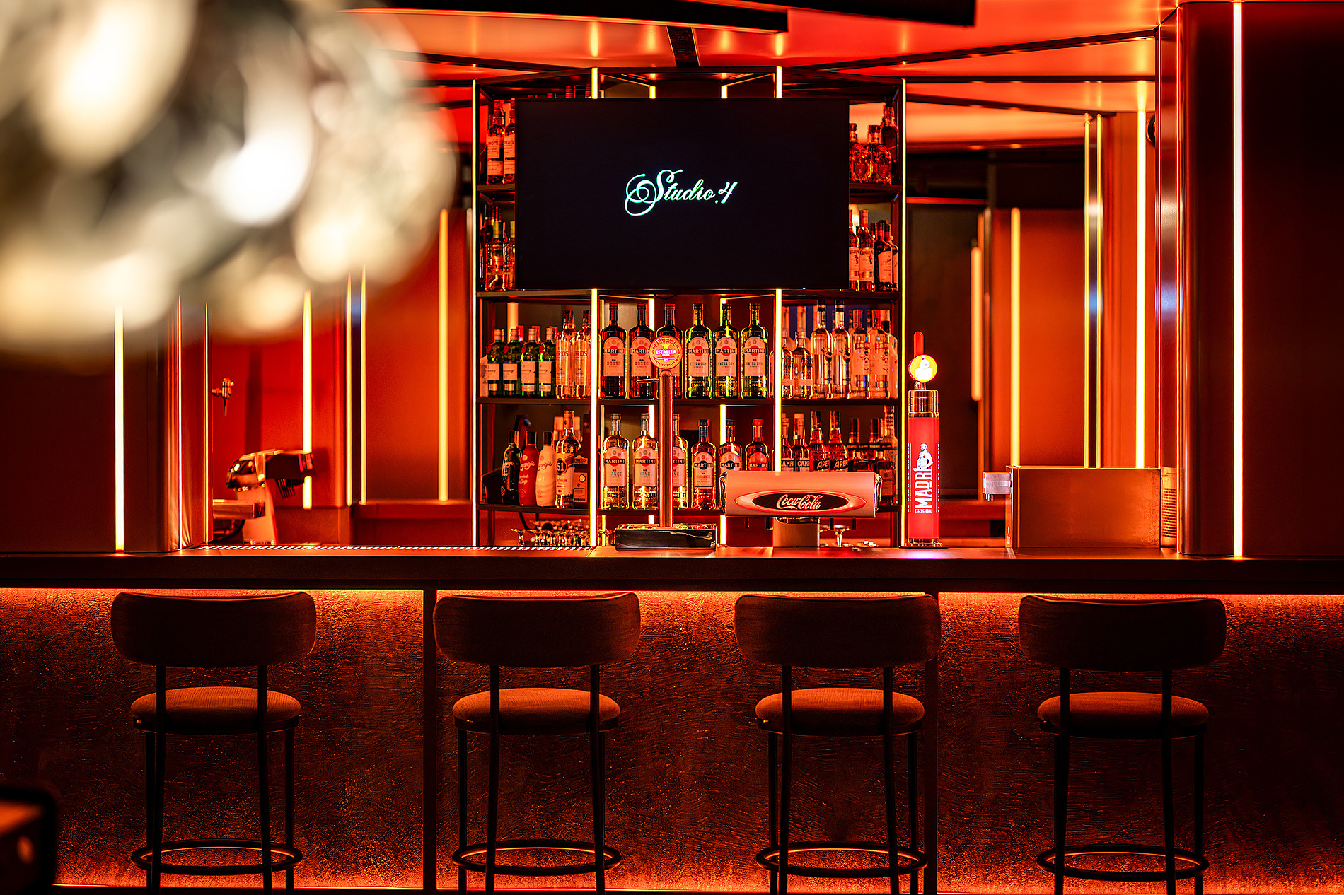 Bar y asientos en Port Benidorm Hotel & Spa | Alicante | Port Hotels | Web oficial con iluminación naranja.