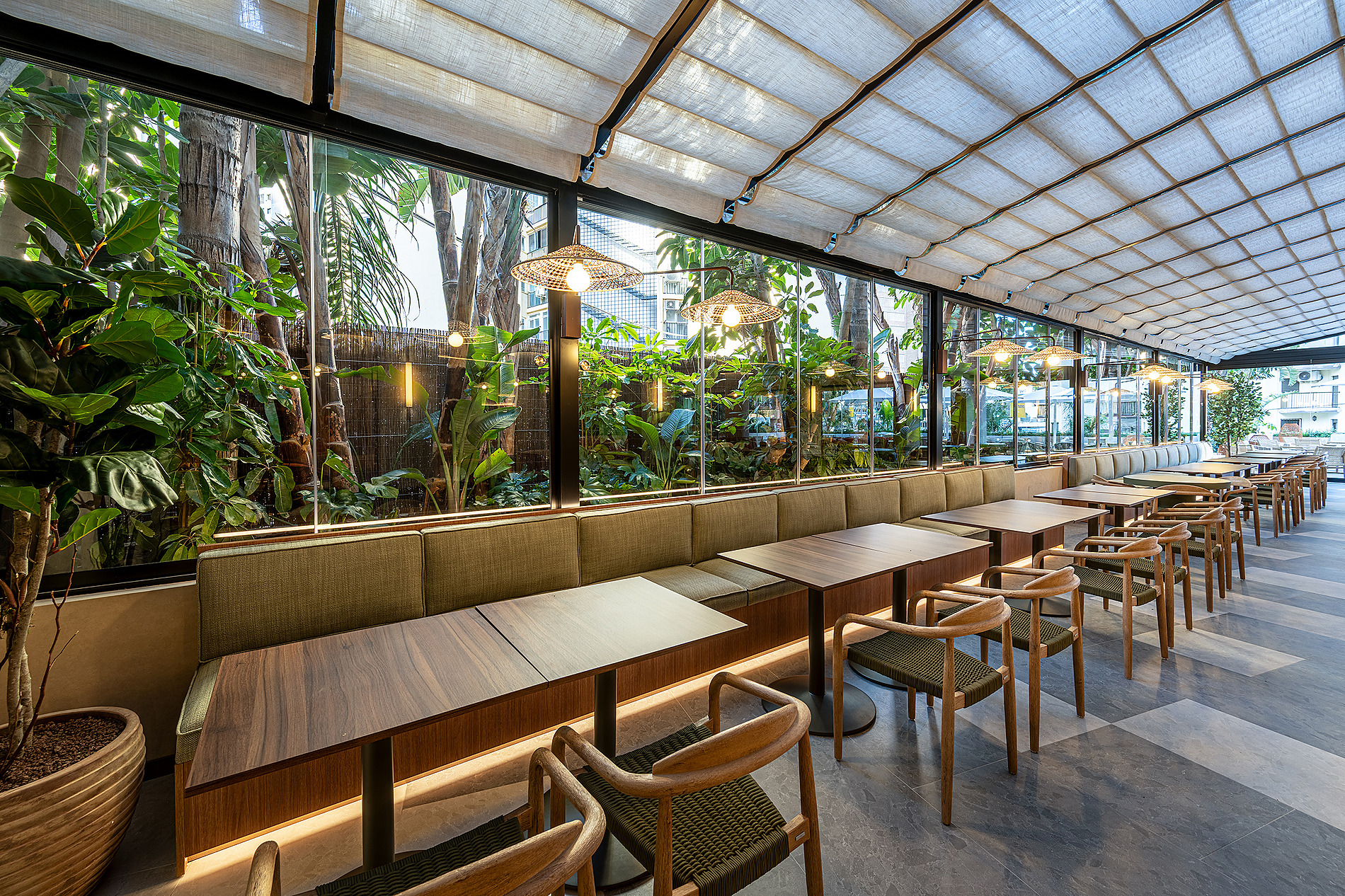 Restaurante de hotel con exuberante vegetación interior y mesas de madera Port Benidorm Hotel & Spa | Alicante | Port Hotels | Web oficial.