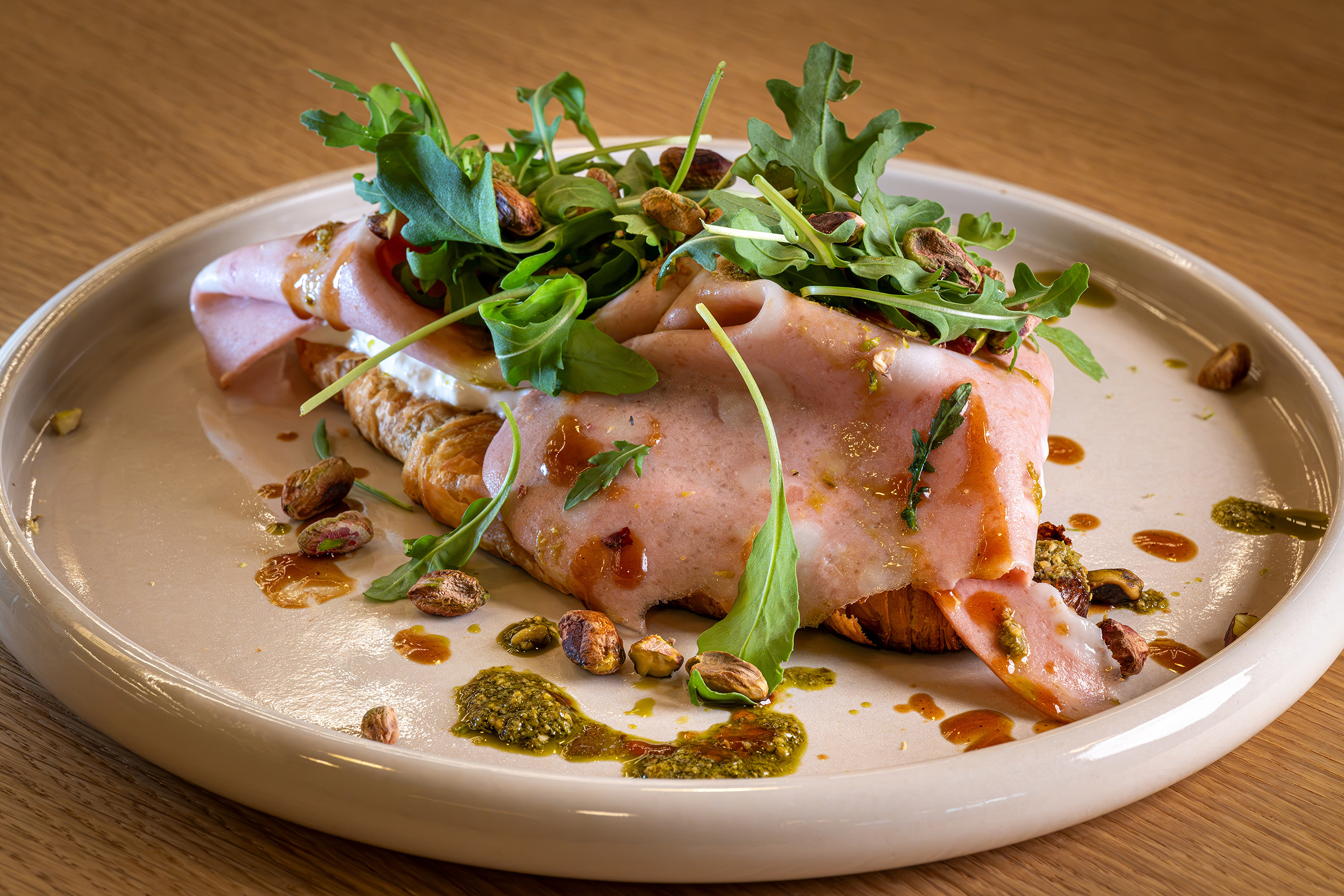 Gourmet crostini with ham, arugula, pistachios, and sauce Port Hotels: Corporativa