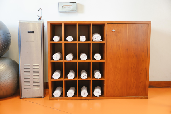 un gimnasio con una pantalla que dice life fitness