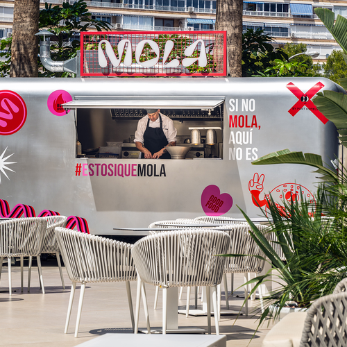 un camión de comida con la palabra mola en la parte superior