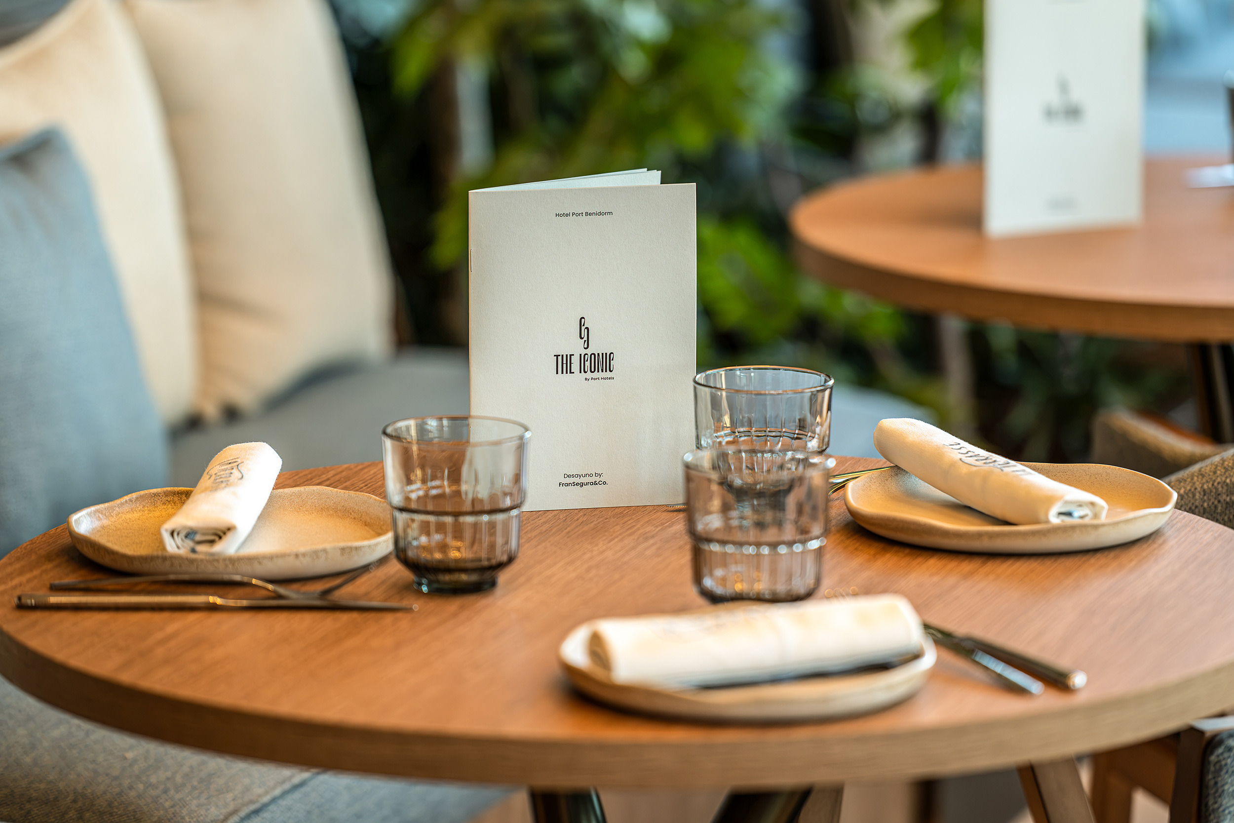 Mesa con menú y servicio paraPort Hotels: Corporativa en hotel.