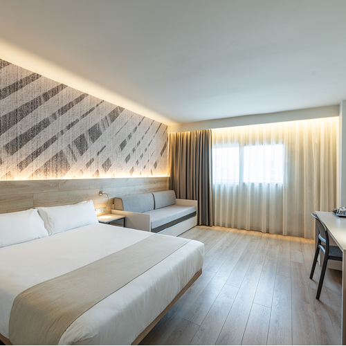 una habitación de hotel con una cama y un sofá