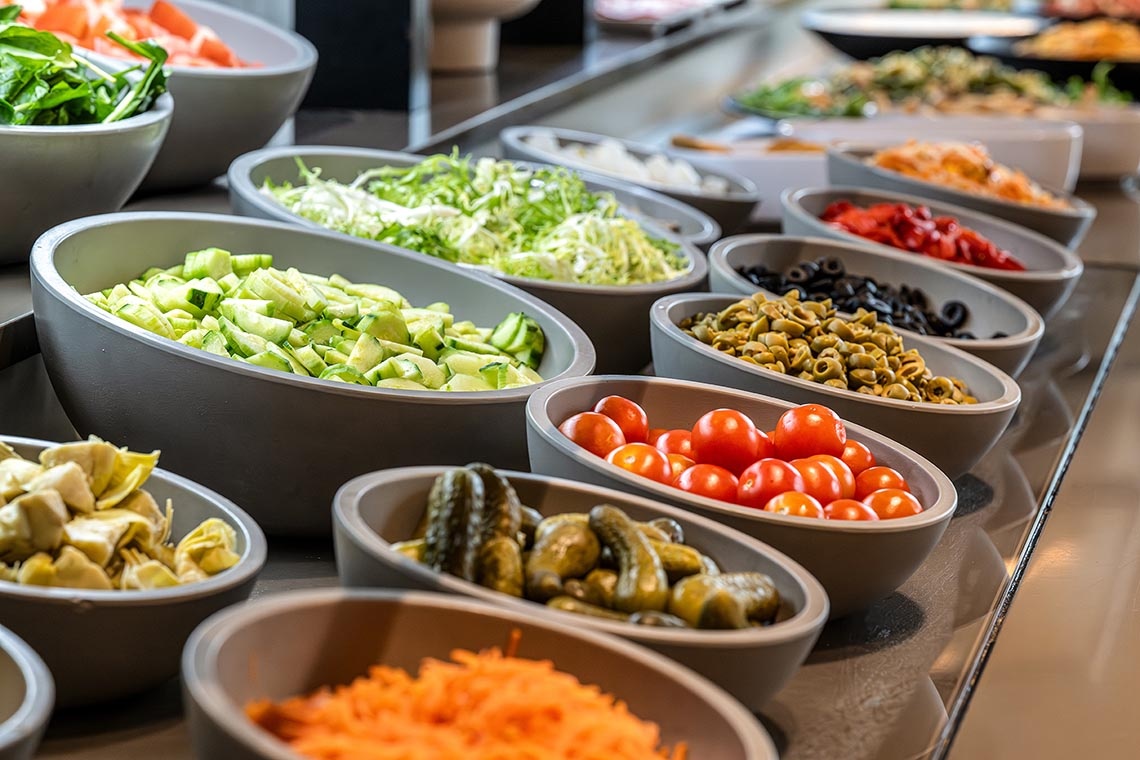 Buffet de salades au Port Hotels: Corporativa, avec tomates cerises, concombres et artichauts.