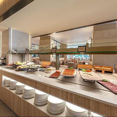 Buffet de hotel con carnes frías, quesos y pan, ideal paraPort Hotels: Corporativa.