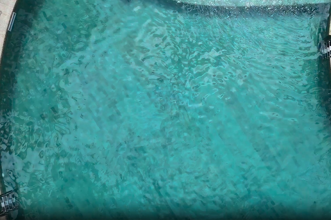 un primer plano de una piscina con agua azul