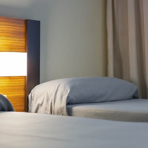 una habitación de hotel con dos camas y una lámpara