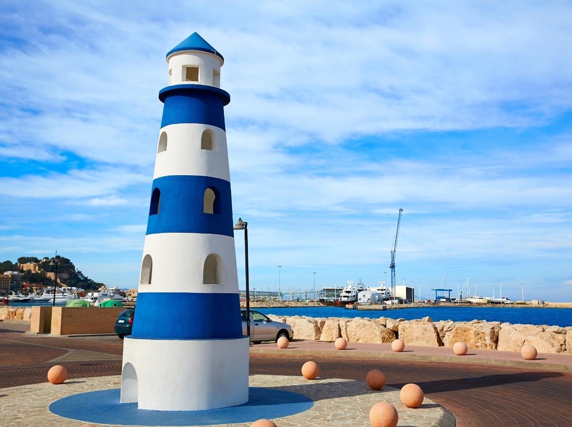 Porto: Farol decorativo em frente a hotéis corporativos.