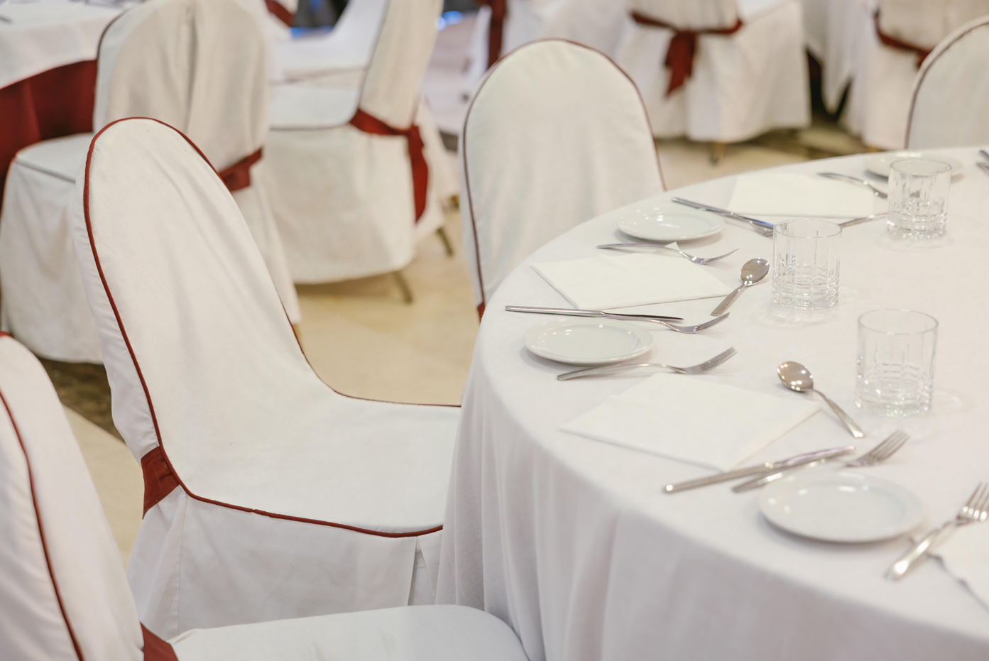 una sala de conferencias con mesas y sillas y una pantalla