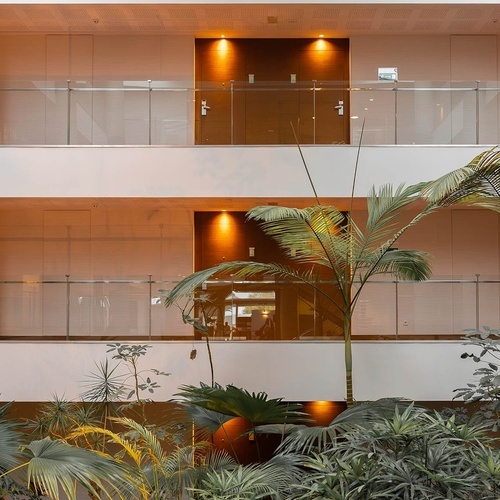 un edificio con muchas puertas y balcones