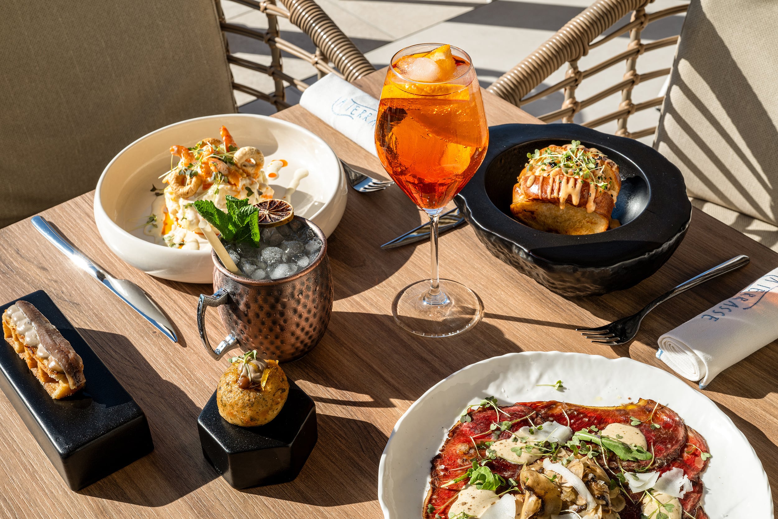 Comida gourmet y cócteles en la terraza del hotel Port Hotels: Corporativa.