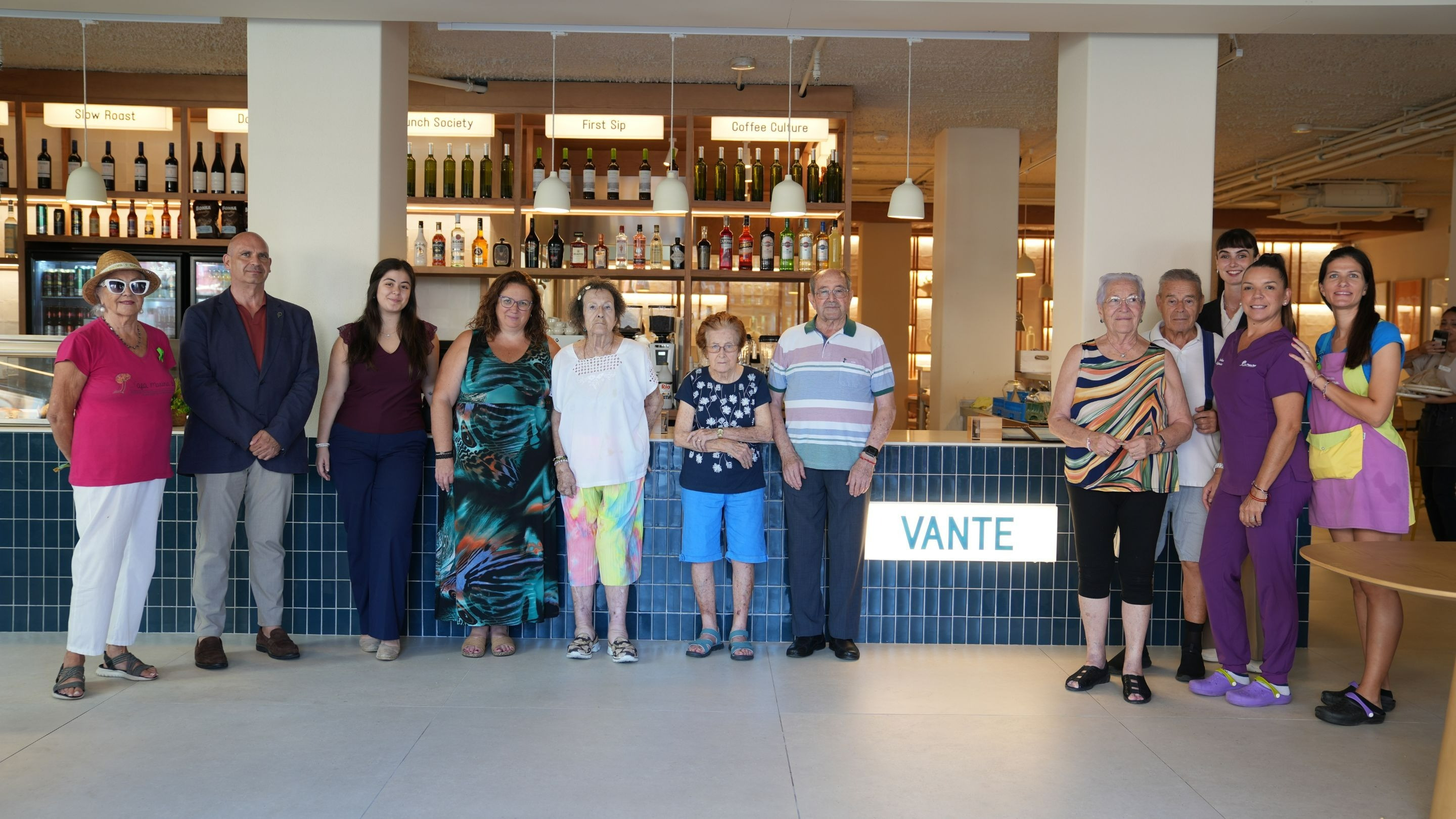 Grupo posando en un hotel con un letrero de VANTE, parte de su experiencia 'Port Hotels: Corporativa'.