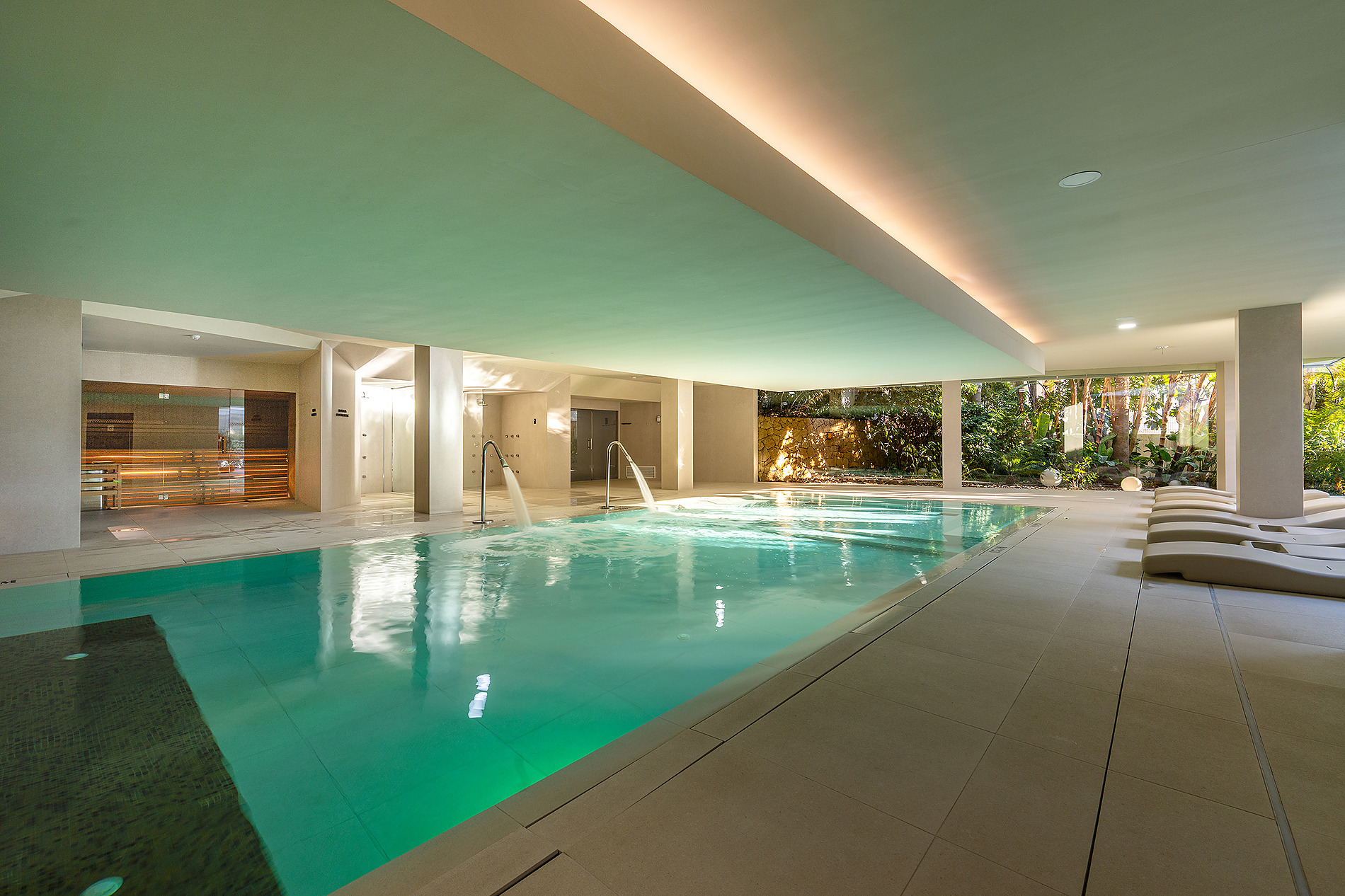 Piscina interior con tumbonas y zona de spa, ideal para Bienestar Port Benidorm Hotel & Spa | Port Hotels | Web Oficial.
