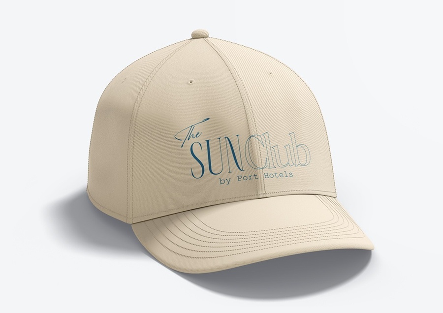 una gorra de béisbol con el logotipo del club del sol por los hoteles del puerto