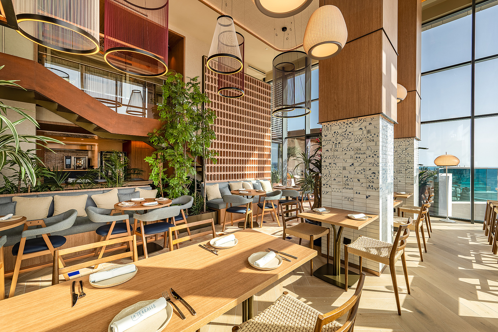Interior de restaurante moderno con mesas, sillas y luz natural, ideal para Port Benidorm Hotel & Spa | Alicante | Port Hotels | Web oficial