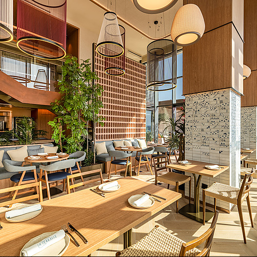 Comedor moderno con vistas al mar en Port Hotels: Corporativa, luz natural, madera y diseño elegante.