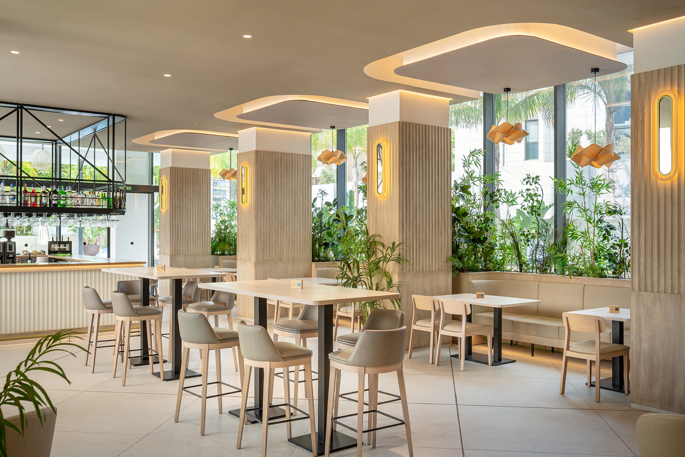 un restaurante con mesas y sillas y un bar