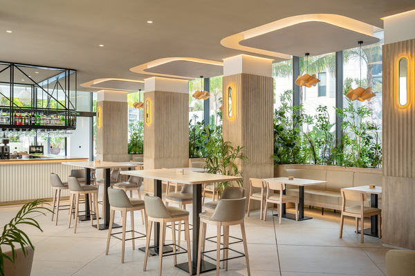 un restaurante con mesas y sillas y un bar