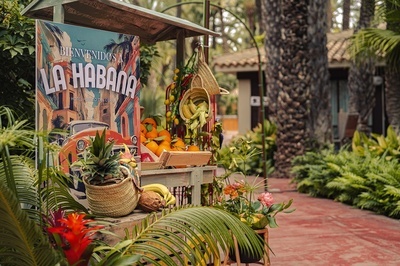 a sign that says bienvenidos a la habana on it - 