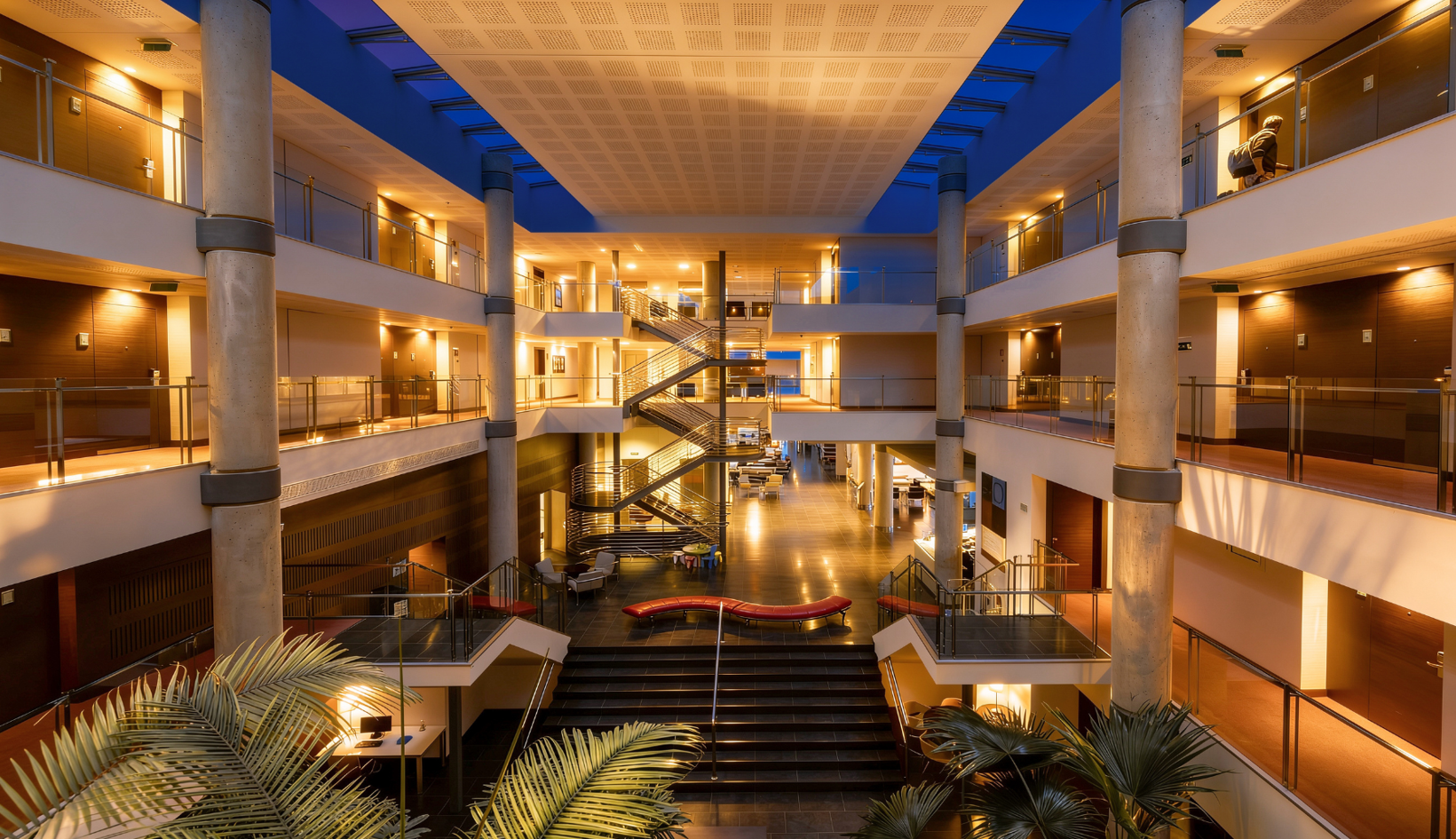 Mesa elegante no Port Hotels: Corporativo, pronta para eventos e jantares.