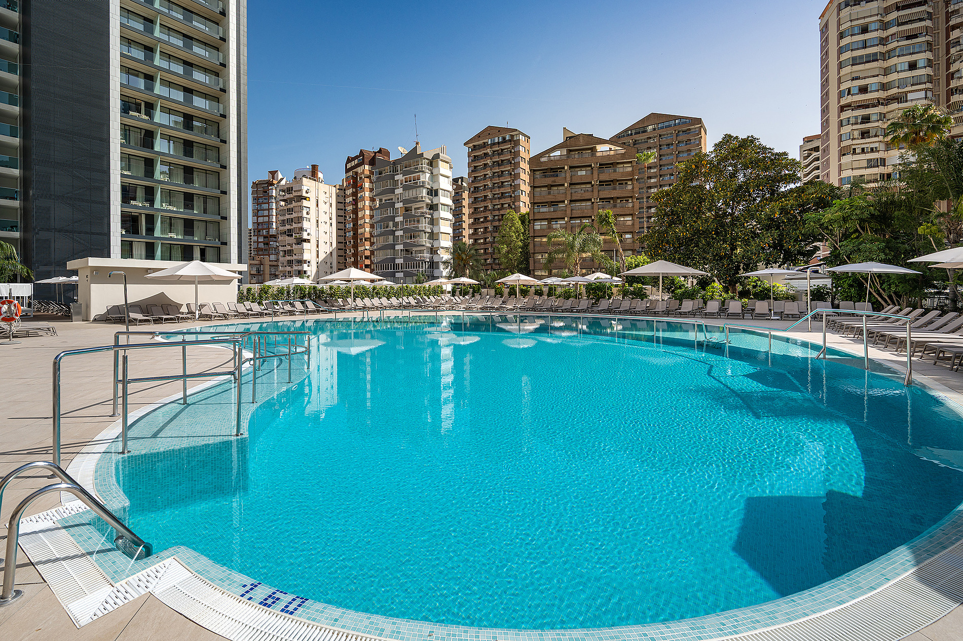 Piscina de hotel con tumbonas y edificios Port Benidorm Hotel & Spa | Alicante | Port Hotels | Web oficial.