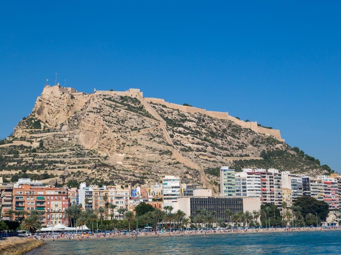 Vue imprenable sur le château de Santa Bárbara depuis notre hôtel près du port.