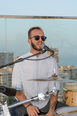 un hombre con gafas de sol canta en un micrófono - 