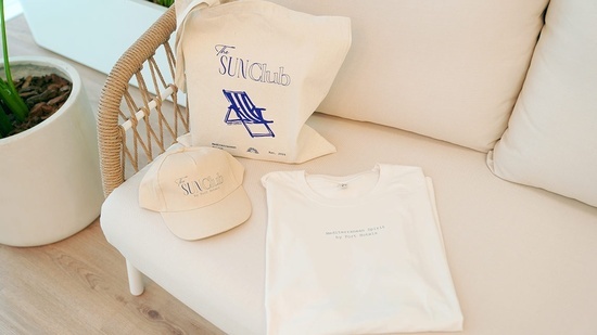 una bolsa blanca con la palabra sunclub y una camiseta blanca