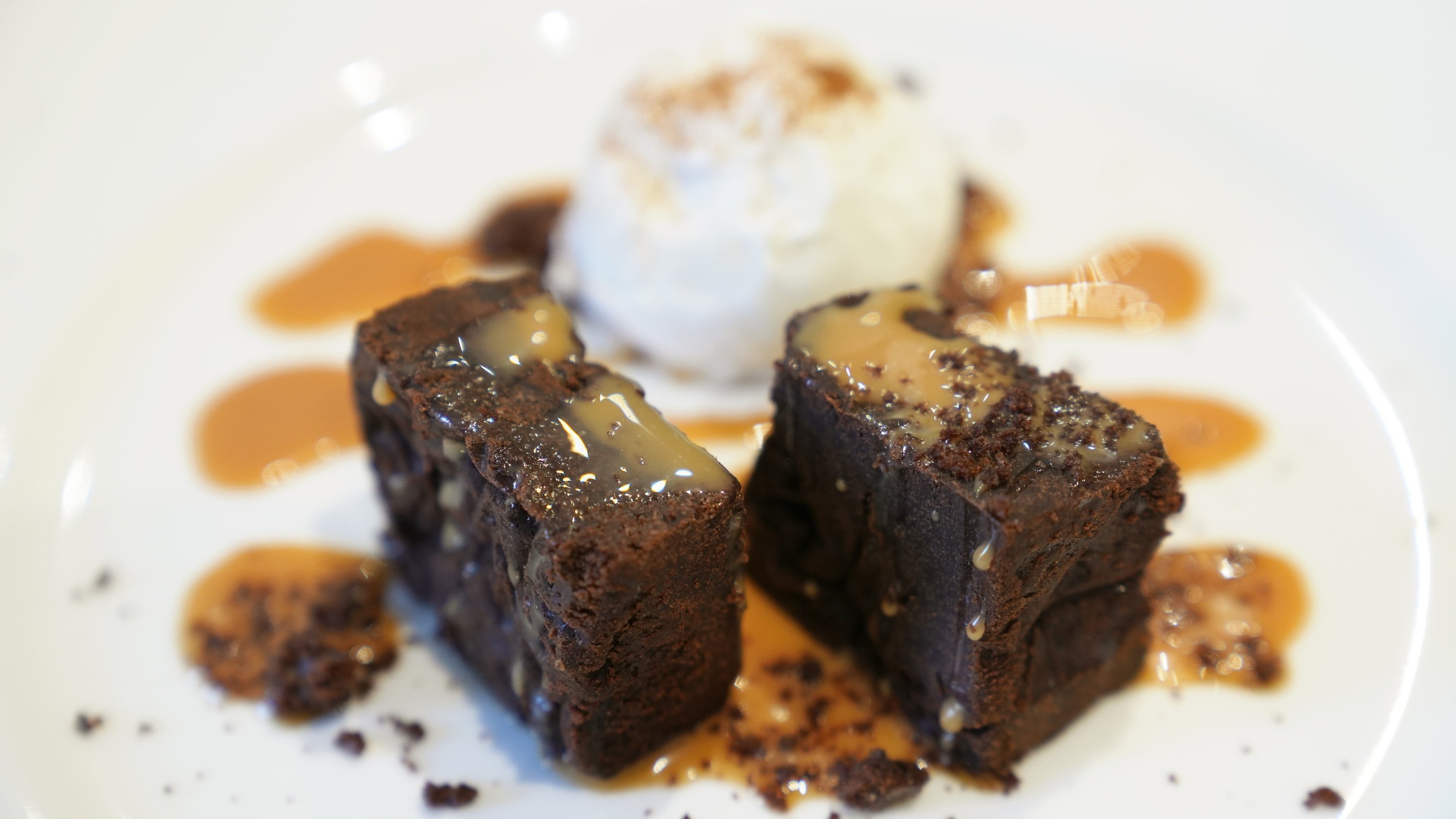 un primer plano de un plato de brownies y helado