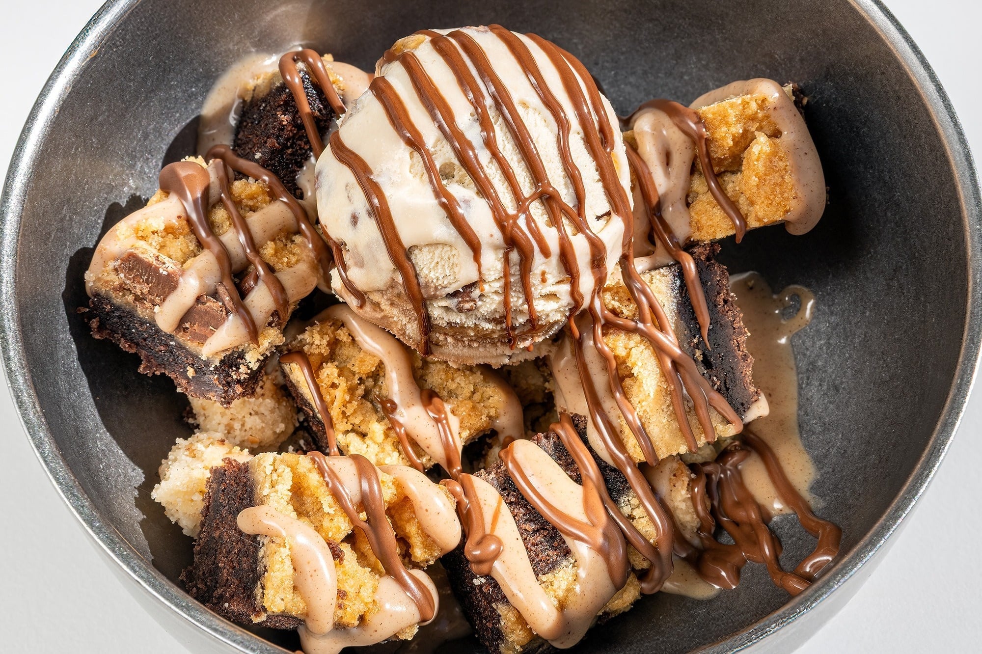 una hamburguesa y papas fritas están envueltos en papel mola