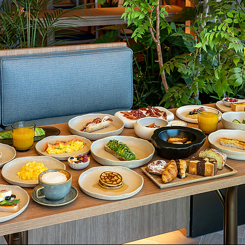 Desayuno buffet Port Hotels: Corporativa: tostadas, bollería, huevos, frutas y zumos, perfecto para empezar el día.