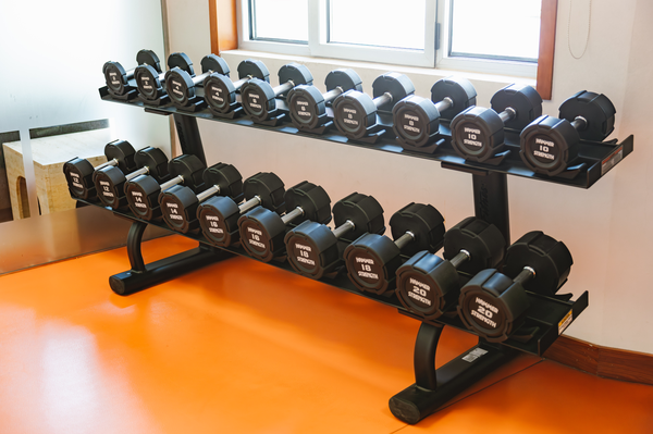 un gimnasio con una pantalla que dice life fitness