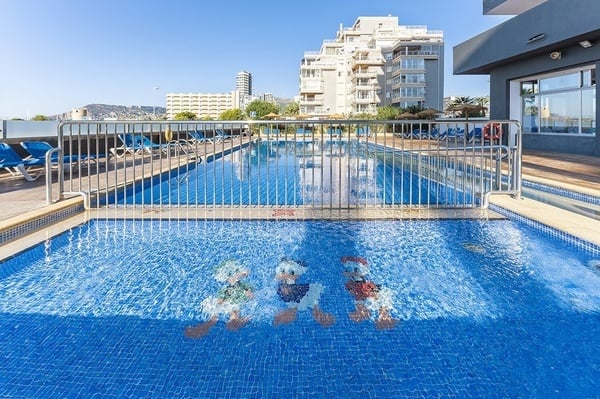 una piscina llena de sillas azules y escaleras