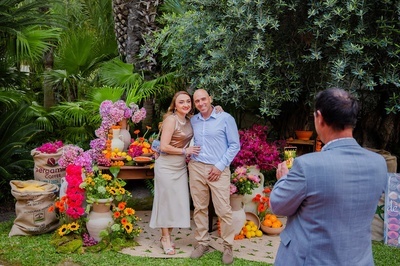 un hombre tomando una foto de una pareja frente a una bolsa de bergamot coffee - 