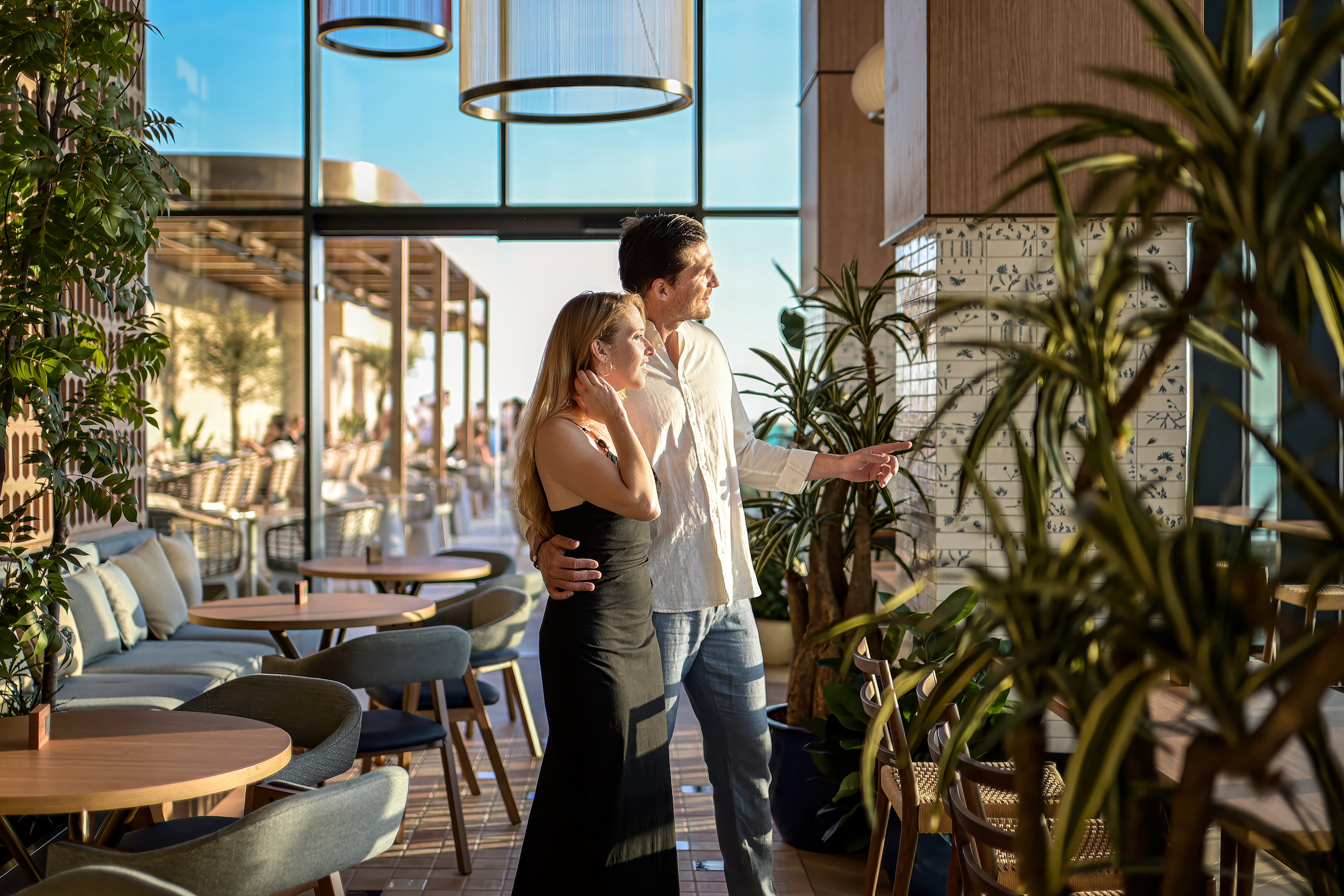 Pareja disfrutando vista en hotel Port Hotels: Corporativa.
