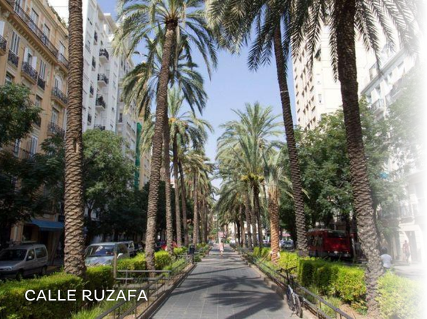 una torre de la iglesia está rodeada de árboles y edificios