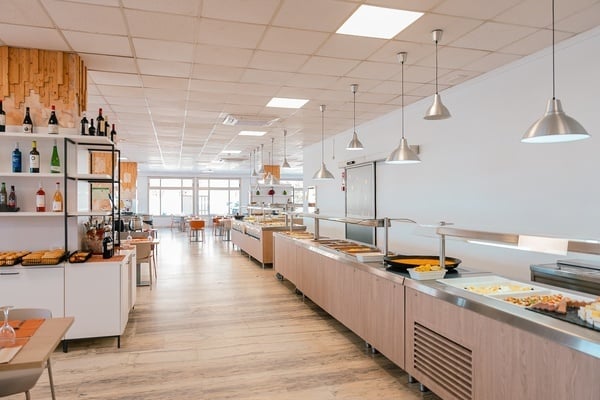 una barra de comida llena de platos y botellas de vino