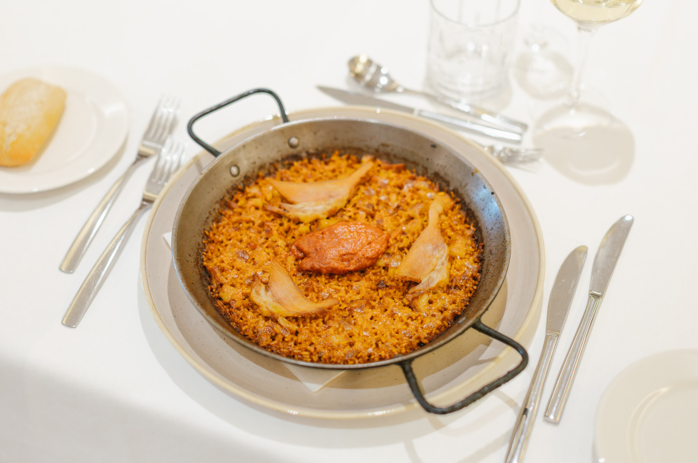 una sala de conferencias con mesas y sillas y una pantalla