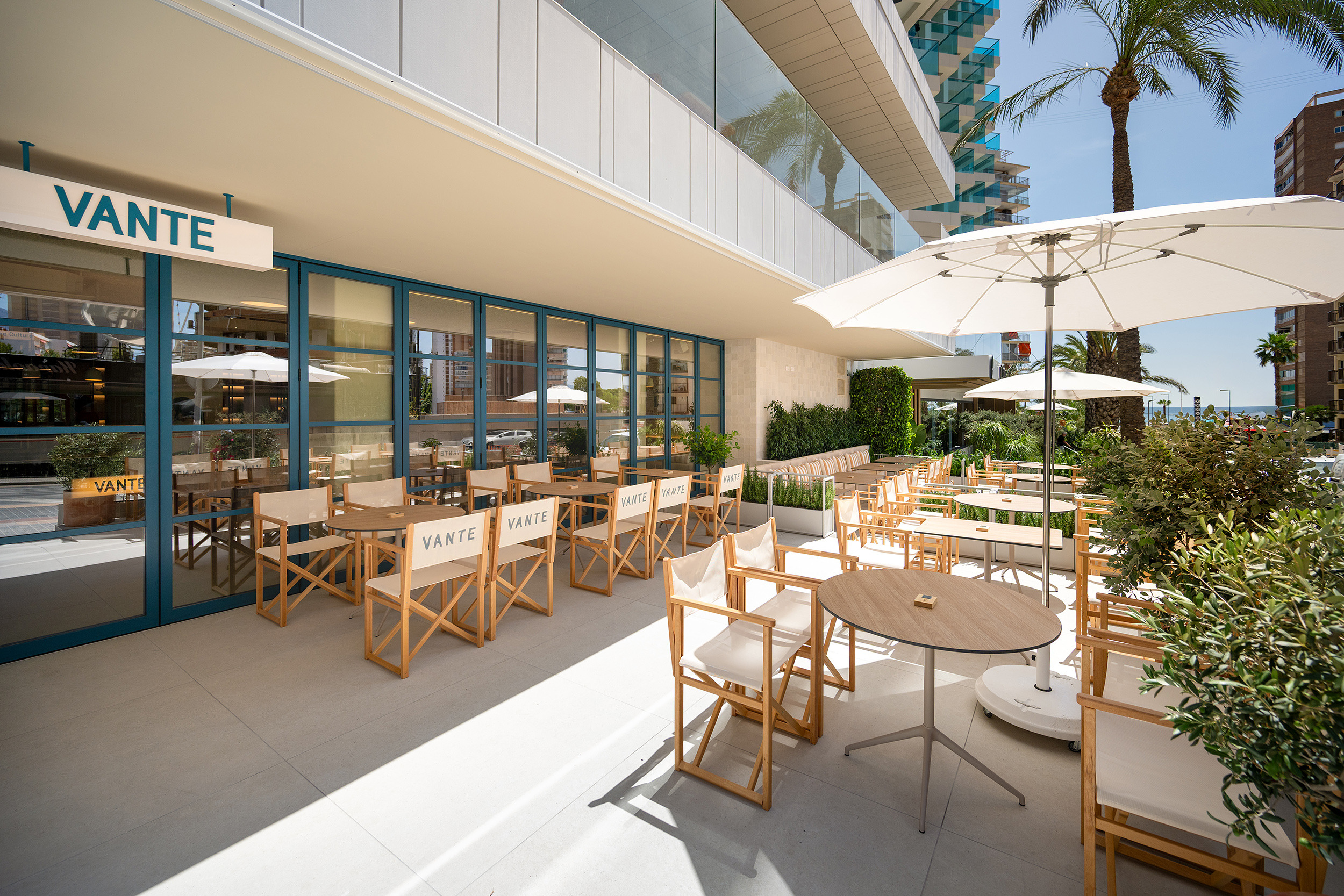 Bar moderno y luminoso de Port Hotels: Corporativa, con taburetes de madera y azulejos turques.