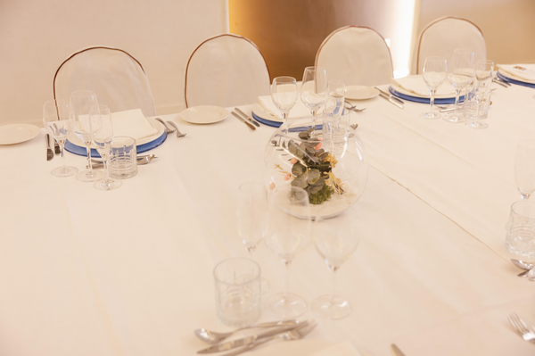 una sala de conferencias con mesas y sillas y una pantalla