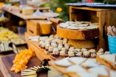 una mesa de madera llena de varios tipos de queso - 