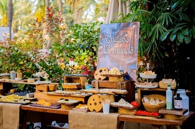 un buffet de quesos y pan con un cartel que dice quesos del mundo - 