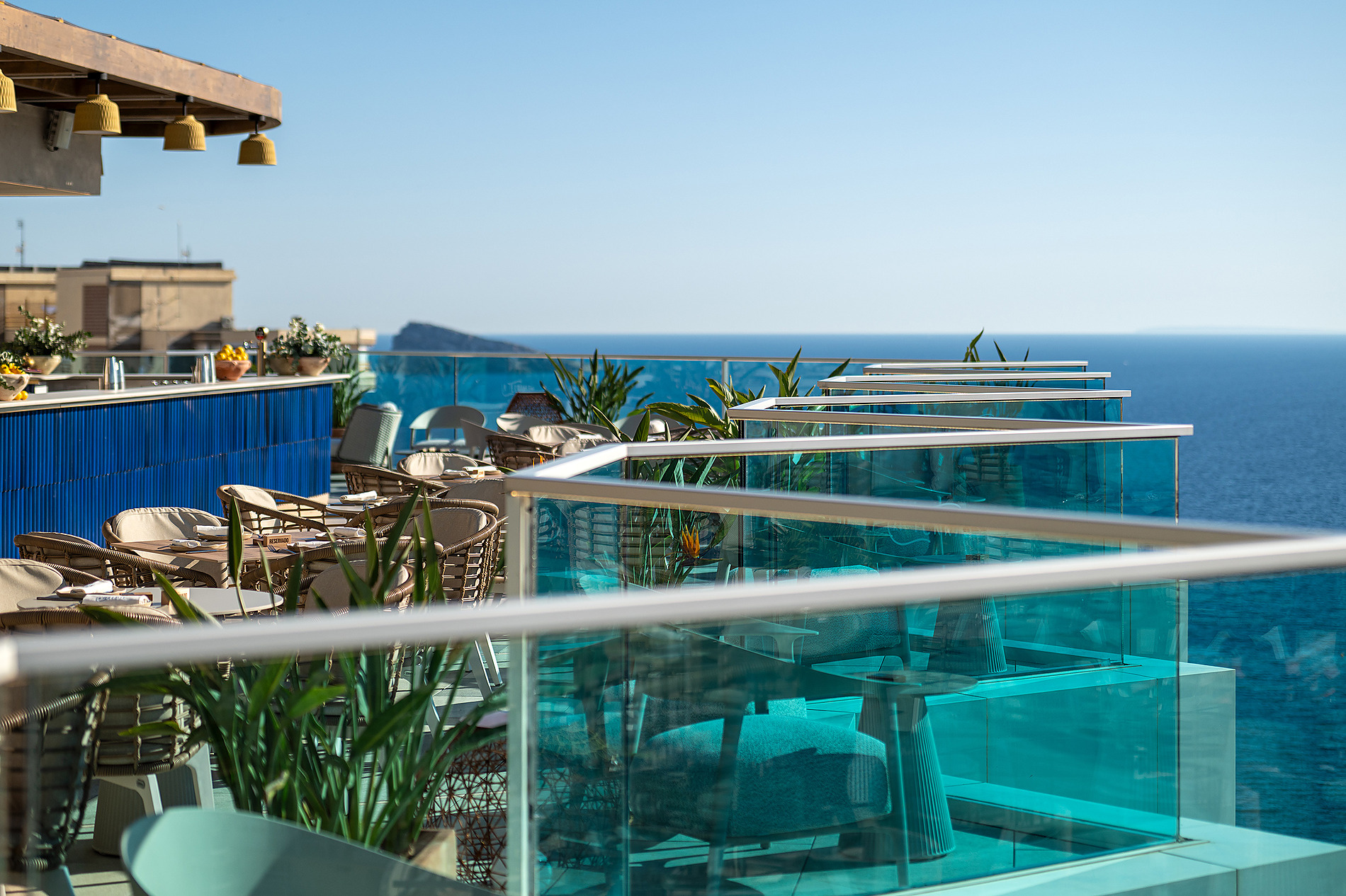 Terraza de hotel con vistas al mar, mesas dePort Benidorm Hotel & Spa | Alicante | Port Hotels | Web oficial listas para cenar.