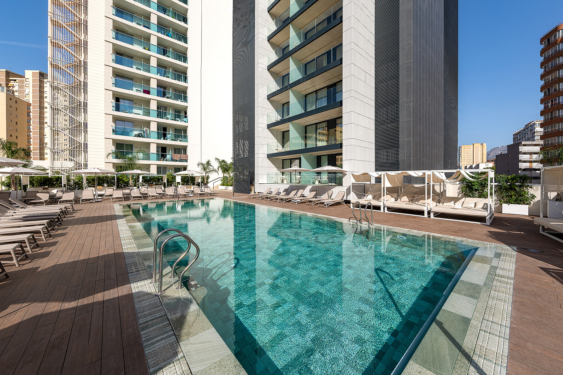 Piscina y tumbonas en hotel moderno, ideal paraPort Benidorm Hotel & Spa | Alicante | Port Hotels | Web oficial y relajarse.