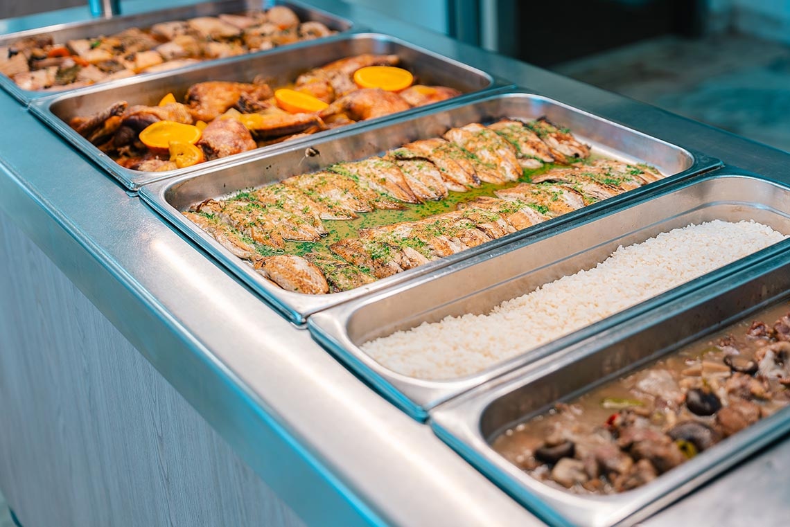 Buffet de comida variada em Port Hotels: Corporativa, com peixe, carne e arroz.